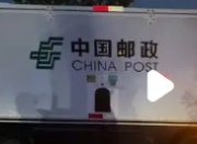无人驾驶快递车被卡狂喊“救救我”